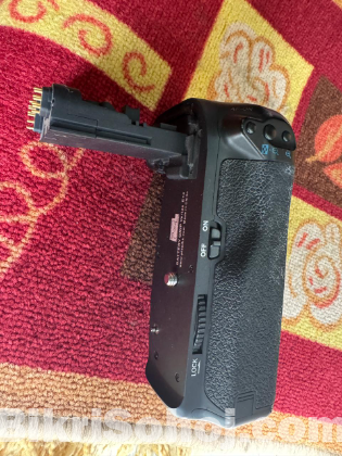 Canon 70D Camera + 15-55 lens Battery Grip 2 & Memory Card